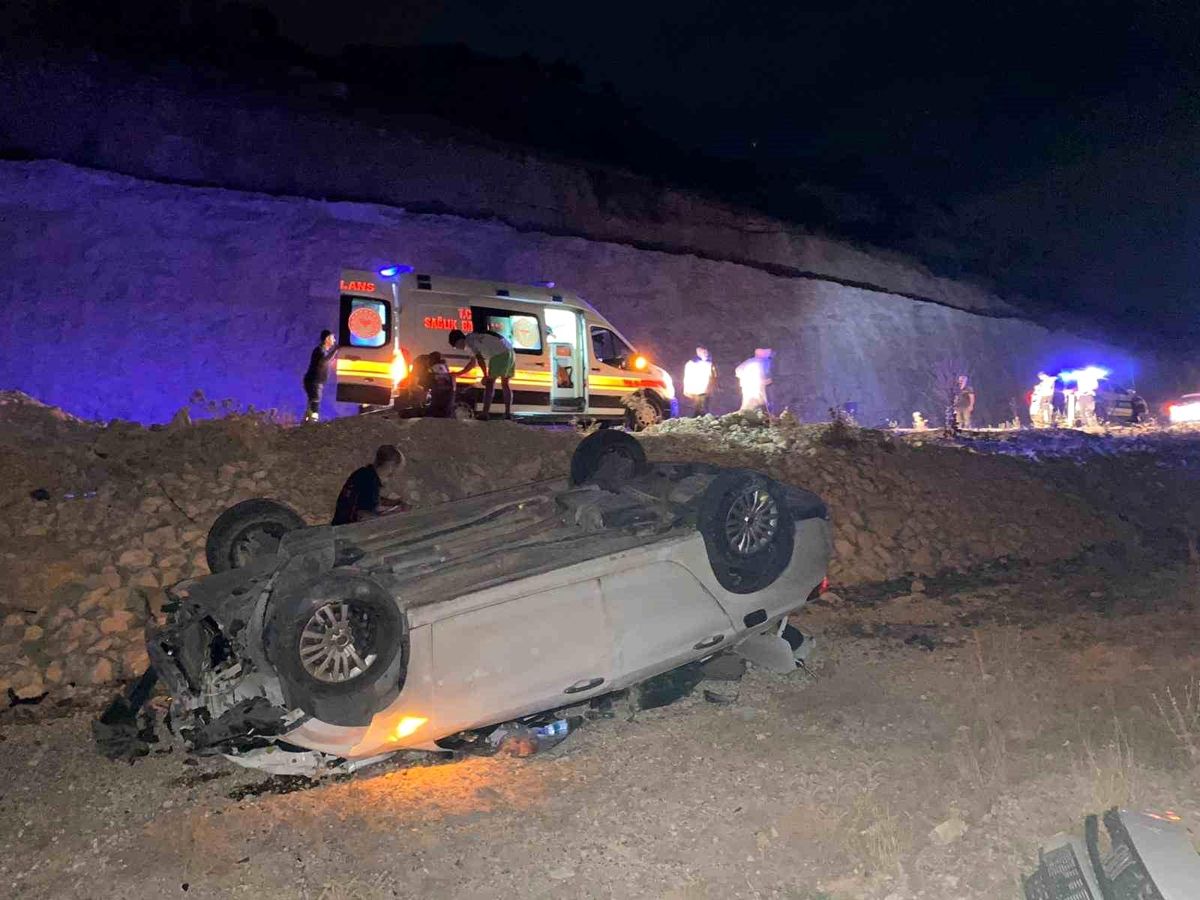 Adıyaman'ın Besni ilçesinde otomobil şarampole devrildi, 3 kişi yaralandı