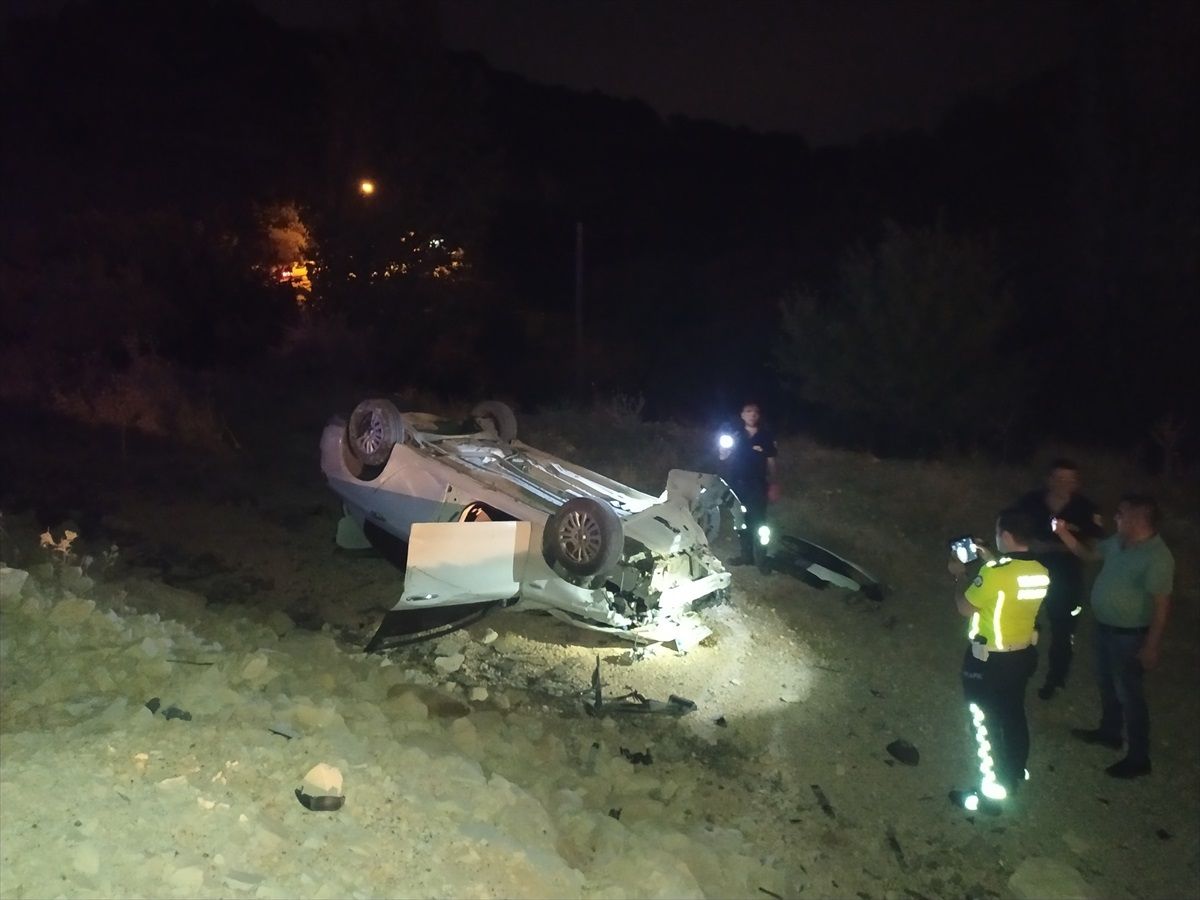 Adıyaman'ın Besni ilçesinde otomobil şarampole devrildi, 4 kişi yaralandı