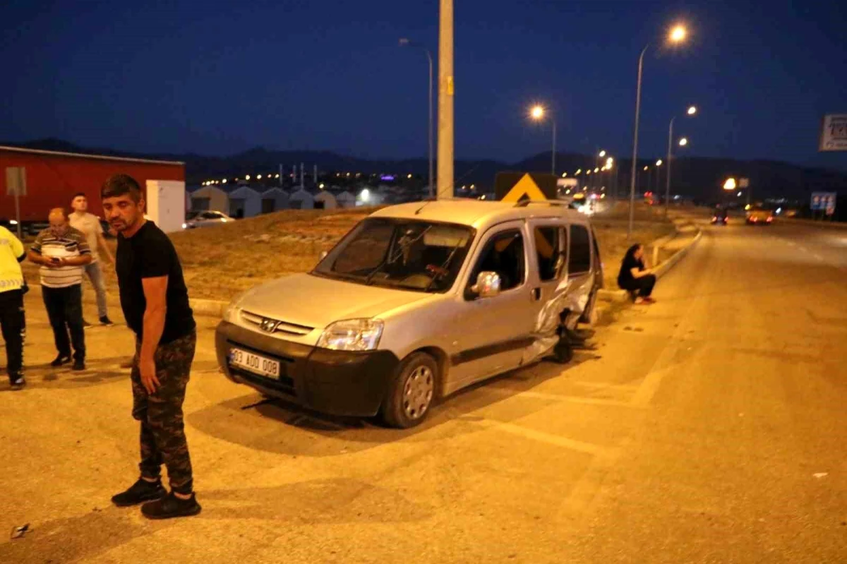 Afyonkarahisar'da otomobil ile hafif ticari araç çarpıştı, 2 kişi yaralandı