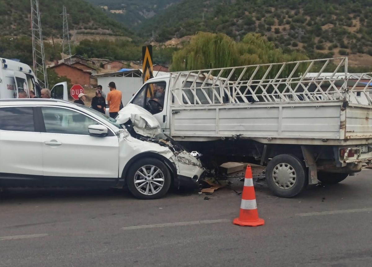 Amasya'da otomobil ile kamyonetin çarpışması sonucu 2 kişi yaralandı