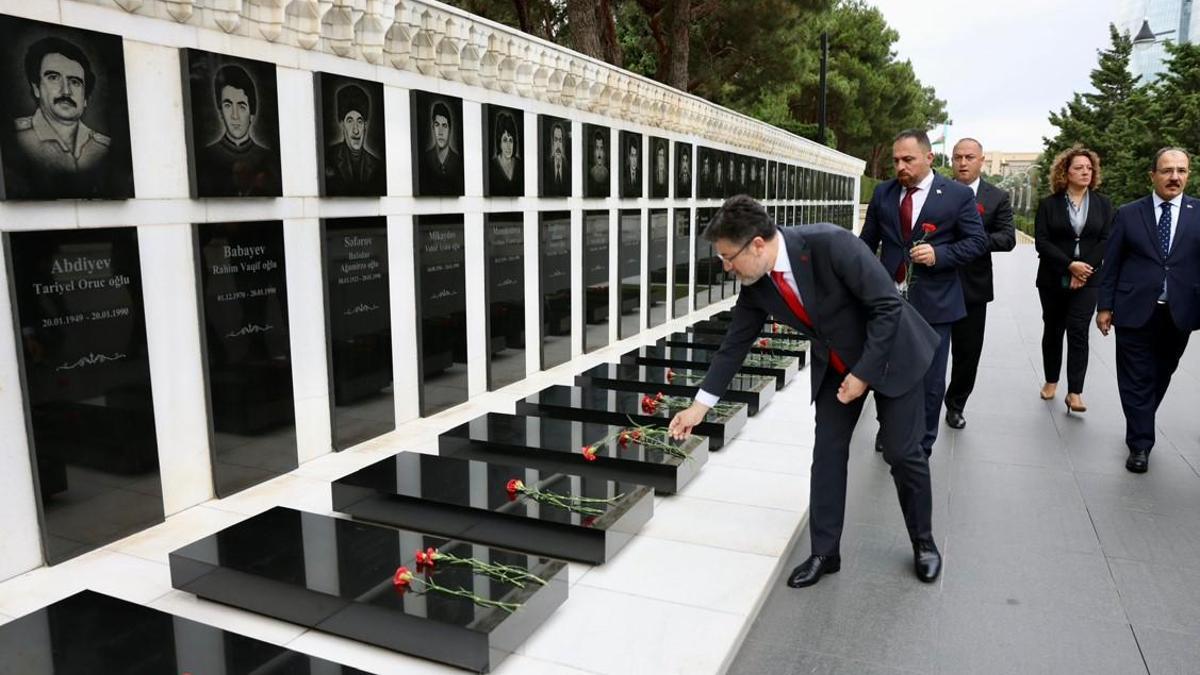 Bakan Yumaklı'dan Azerbaycan Şehitliği ve Türk Şehitliği’ne ziyaret