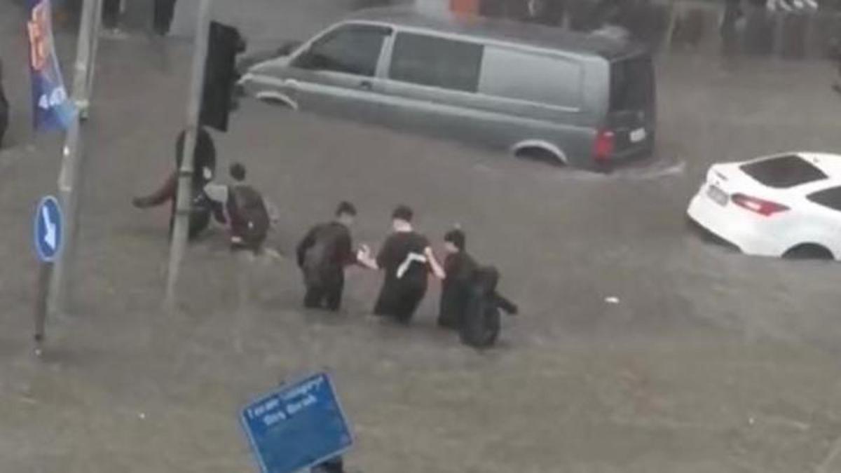 Başakşehir'deki selden yeni görüntüler: Öğrenciler yolun karşısına böyle geçti