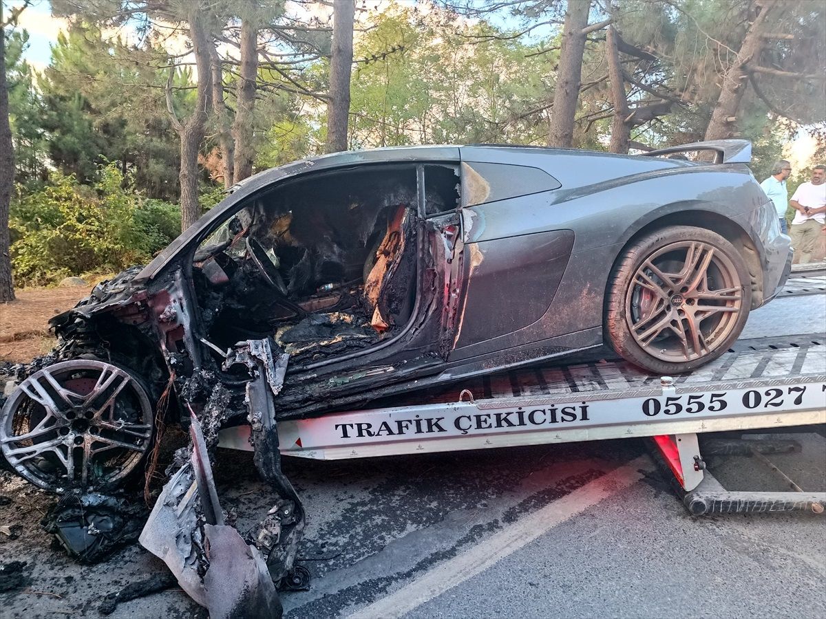 Beykoz'da Ormanlık Alanda Ağaca Çarpan Otomobilde Yangın Çıktı