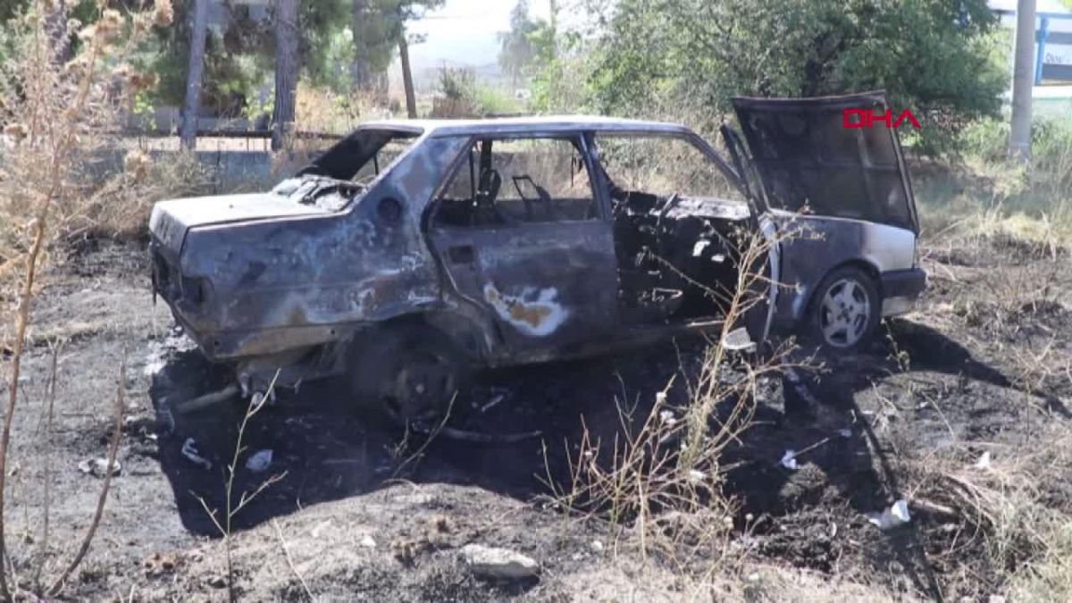 Burdur'da park halindeki otomobil yanarak kullanılmaz hale geldi