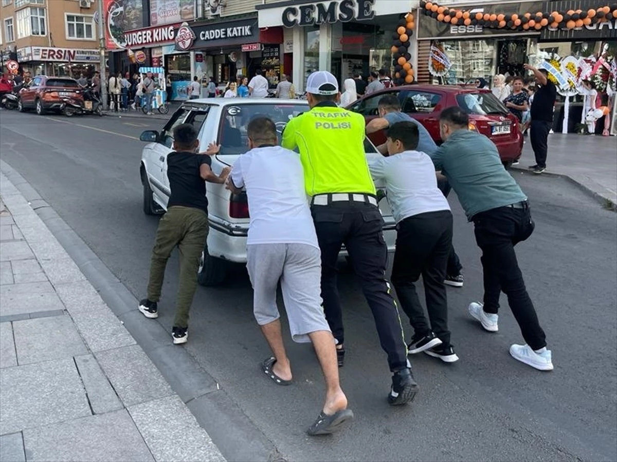 Çorlu'da trafik polisi arıza yapan otomobili vatandaşlarla iterek yol kenarına aldı