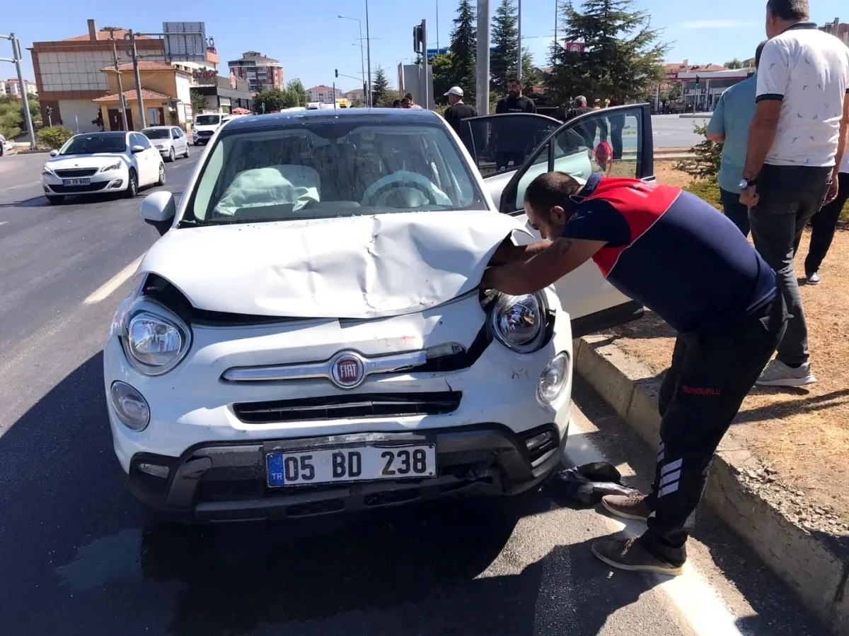 Çorum'un Sungurlu ilçesinde kavşakta iki otomobil çarpıştı