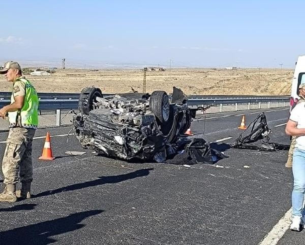 Diyarbakır'da Lastiği Patlayan Otomobil Takla Attı: 3 Ölü