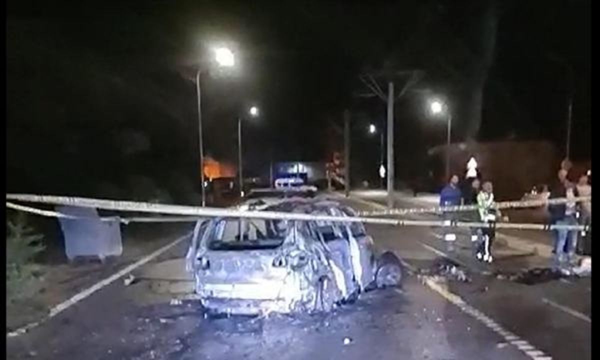 Eskişehir'de Tramvay Direğine Çarpan Otomobil Alev Aldı