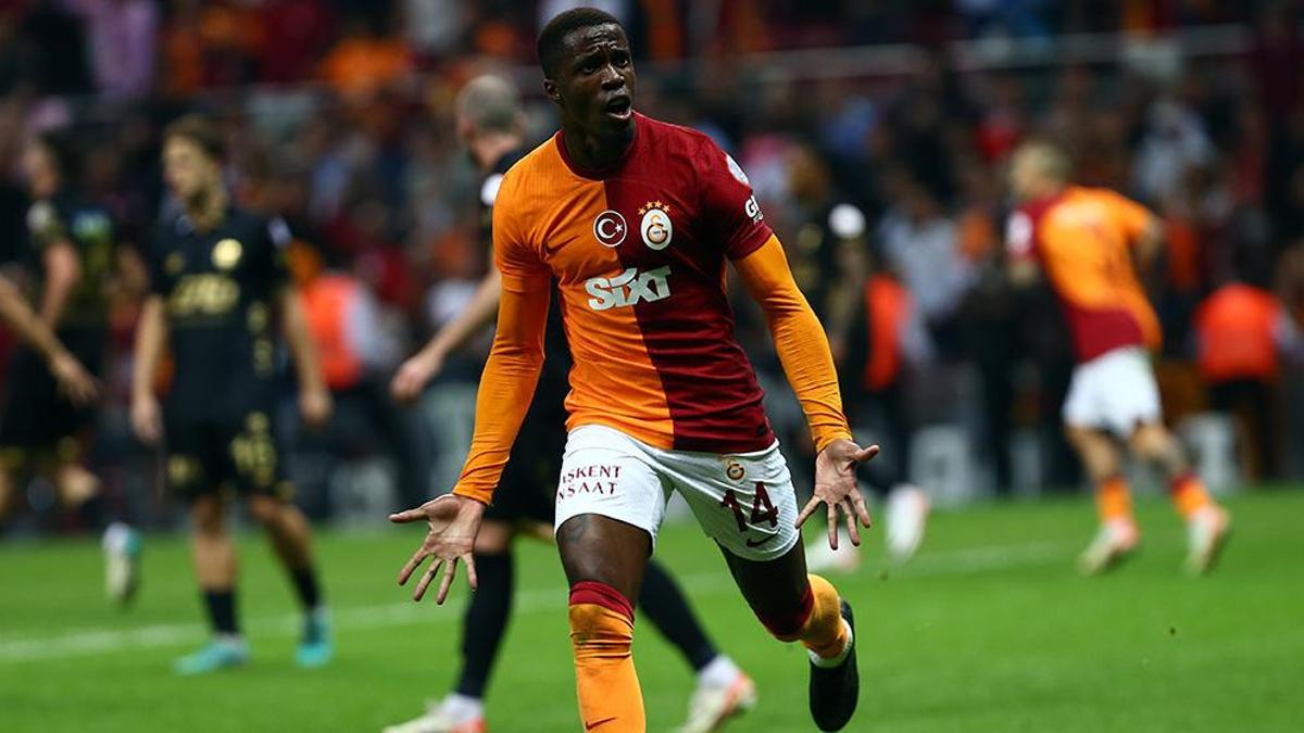 Galatasaray'da Zaha sahnede! 11'deki ilk maçında müthiş gol...