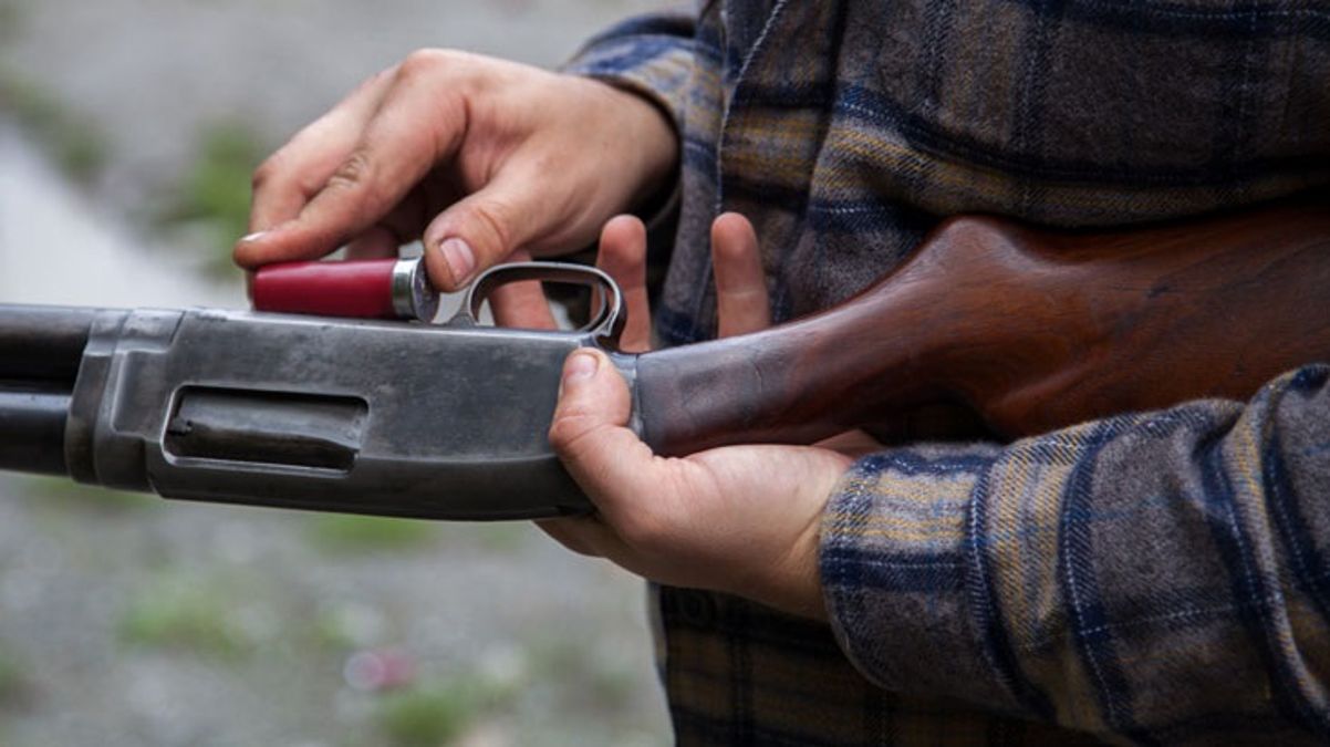 Gençlerin pompalı tüfek merakı kötü bitti! 18 yaşındaki genç öldü, baba fenalık geçirdi