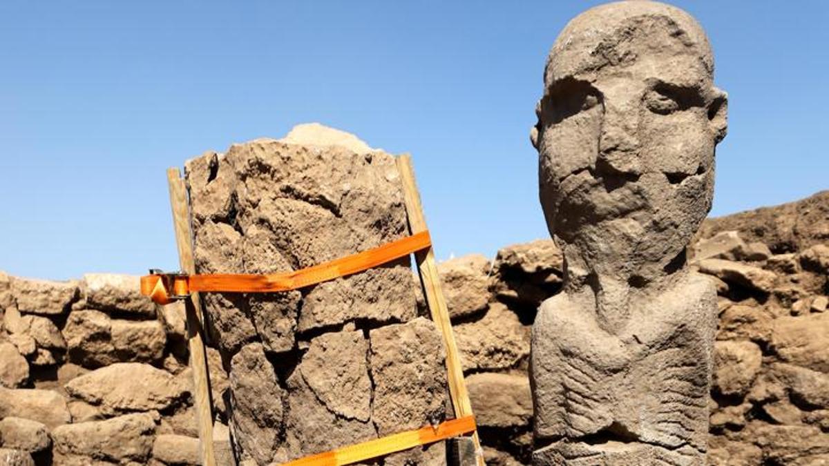 Göbeklitepe ve Karahantepe'deki kazı çalışmaları: İnsan ve hayvan heykelleri bulundu