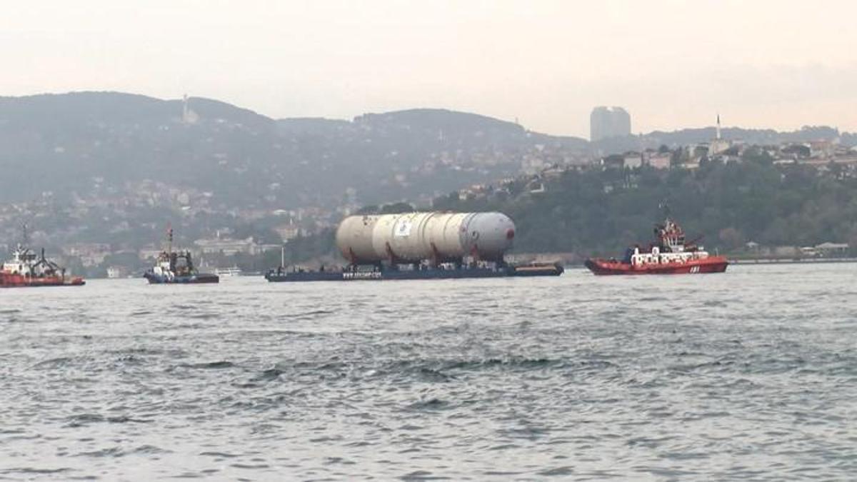 İstanbul Boğazı'nda şaşırtan görüntü: Basınçlı dev tank ilgi çekti