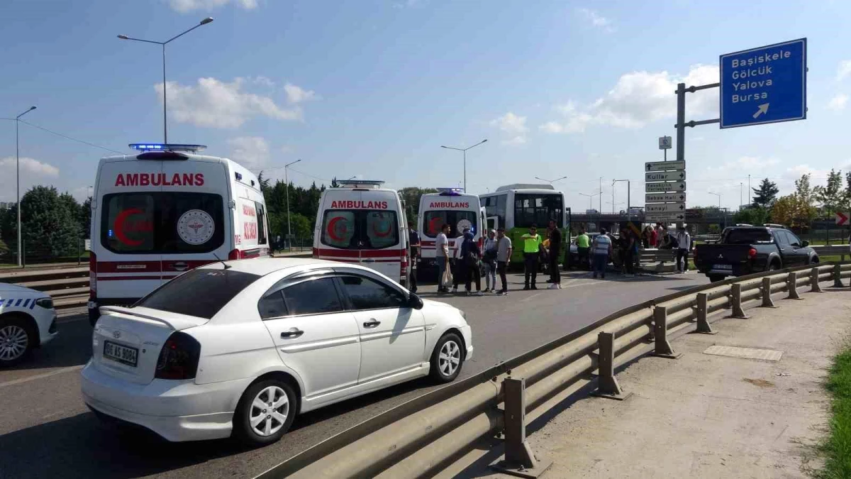 İzmit'te otomobil ve halk otobüsü çarpıştı: 3 yolcu yaralandı