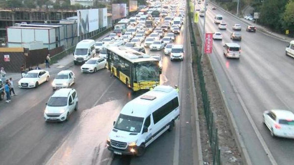 Kadıköy'de trafiği kilitleyen kaza: 2 İETT otobüsü ile minibüs çarpıştı