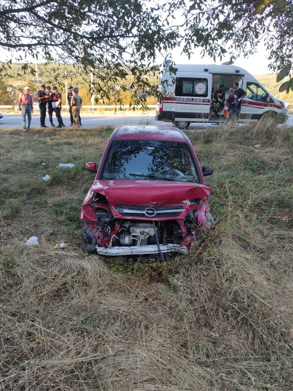 Karabük'te Otomobil Şarampole Devrildi, 2 Kişi Yaralandı