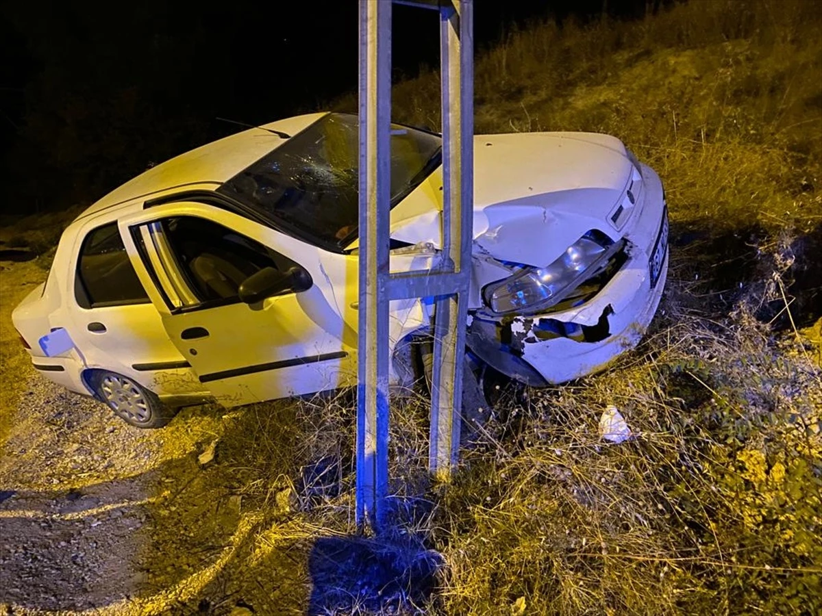 Karabük'te otomobilin aydınlatma direğine çarpması sonucu 1'i çocuk, 2 kişi yaralandı