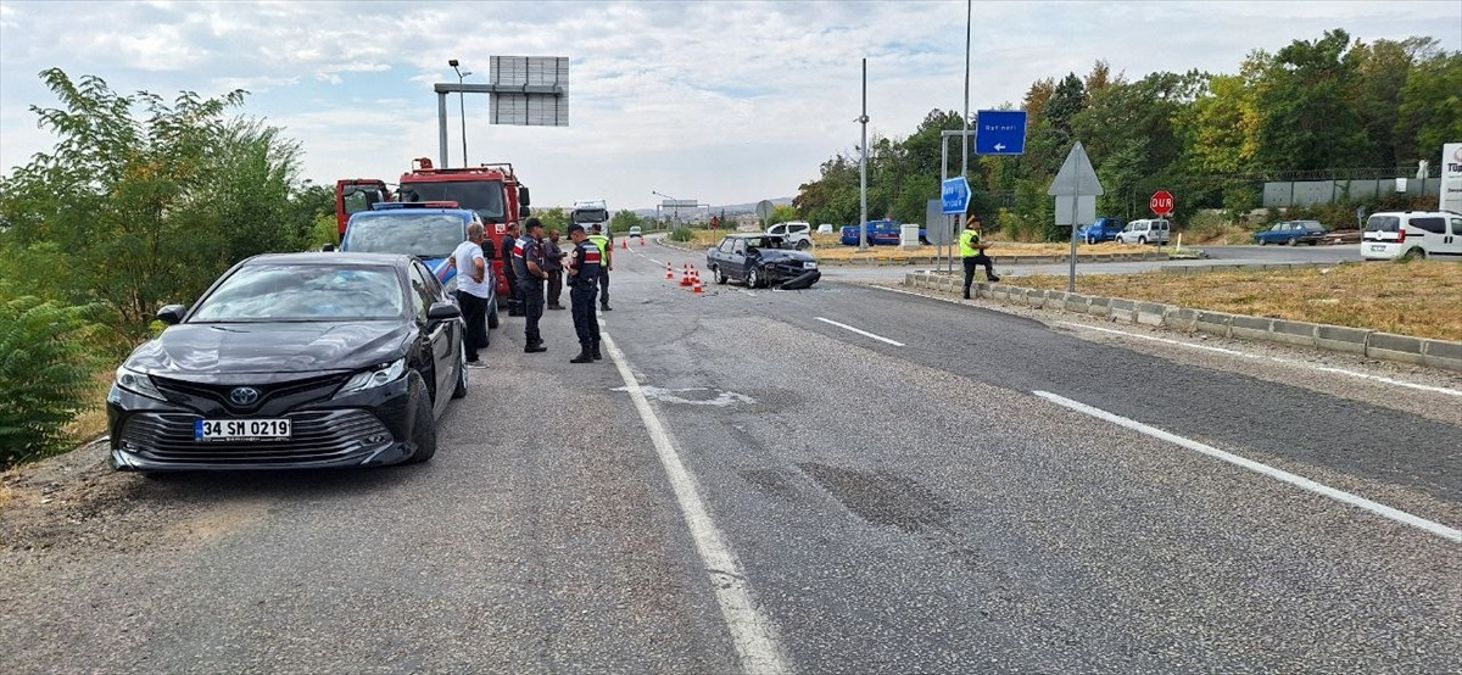 Kırıkkale'de Otomobil Çarpışması: 3 Kişi Yaralandı