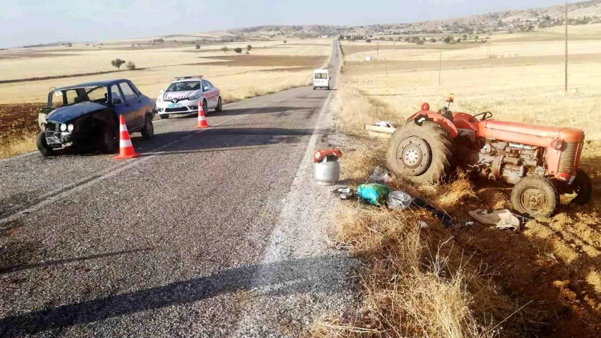 Kırıkkale'de otomobil ile traktör çarpıştı, 2 kişi yaralandı