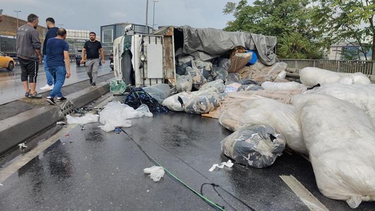 Küçükçekmece'de kamyonet devrildi: Yol trafiğe kapatıldı