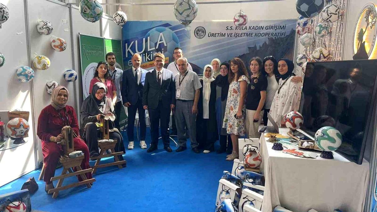 Kula Kaymakamlığı Kadınlarından Üretilen Toplar İzmir Spor Fuarı'nda Sergilendi