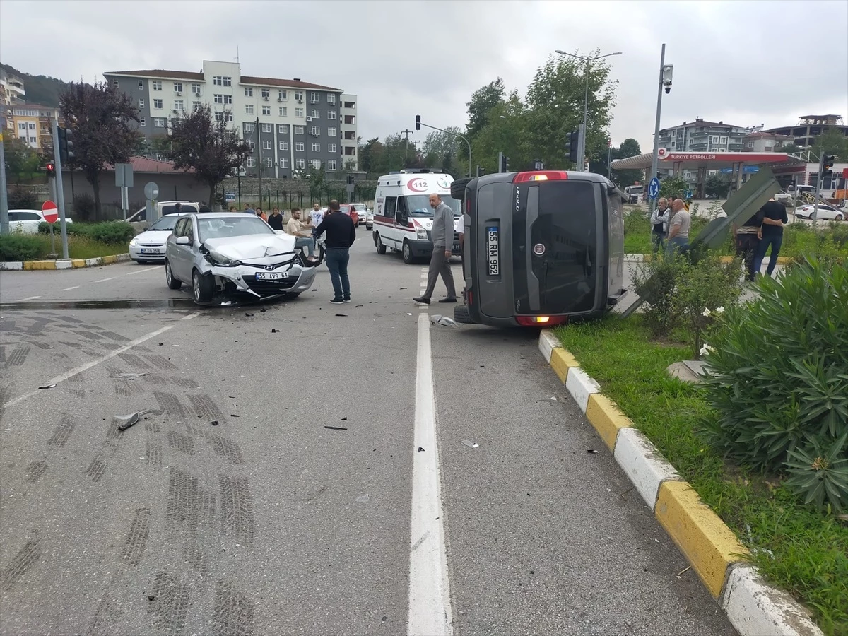 Samsun'da Otomobil ile Hafif Ticari Araç Çarpıştı: 4 Yaralı