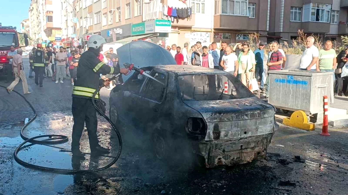 Seyir halindeki otomobil alev topuna döndü, sürücü son anda kurtuldu