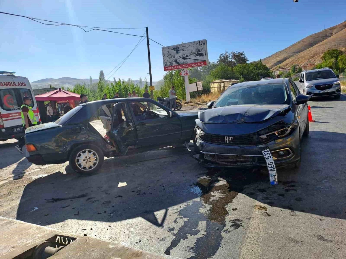 Sivas'ın Gürün ilçesinde otomobil çarpışması: 4 kişi yaralandı