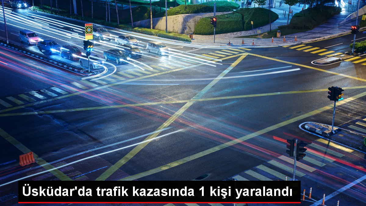 Üsküdar'da kaldırımdaki elektrik direğine çarpan otomobilin sürücüsü yaralandı