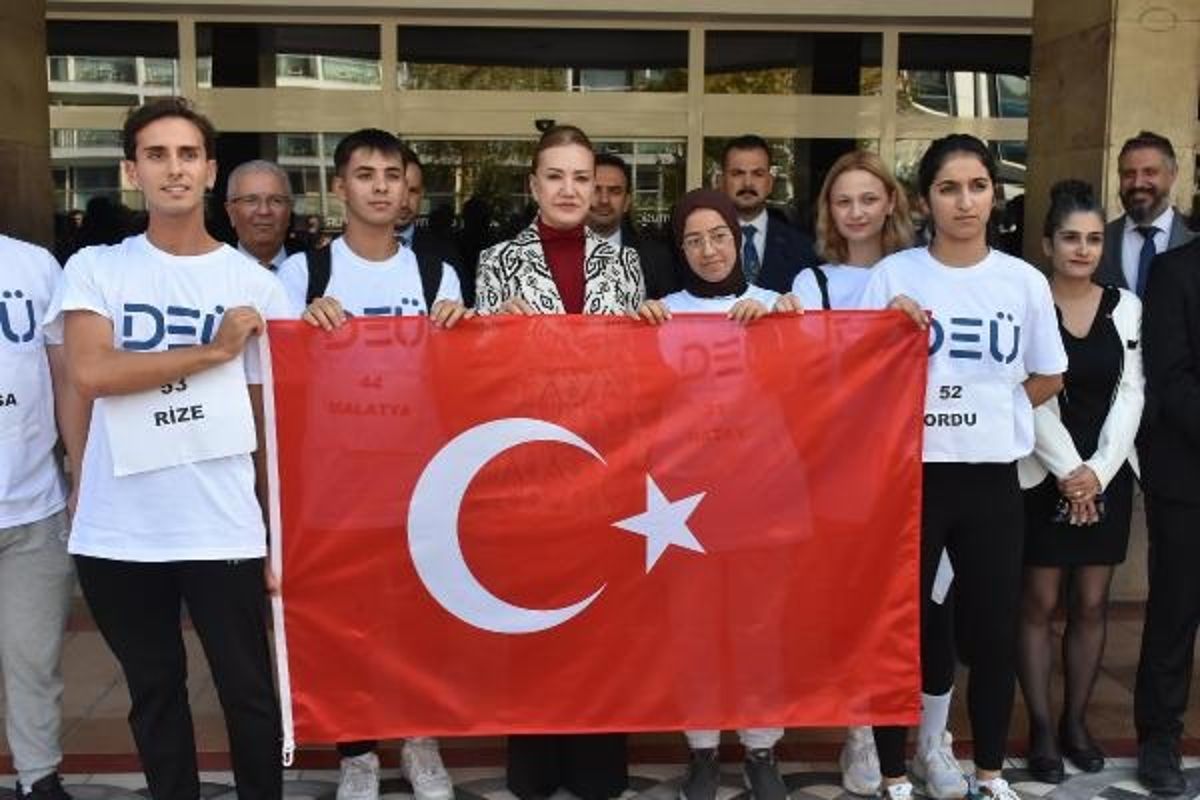 81 öğrenci, Cumhuriyet'in 100'üncü yılı için koşup, taşıdıkları bayrağı müzeye teslim etti