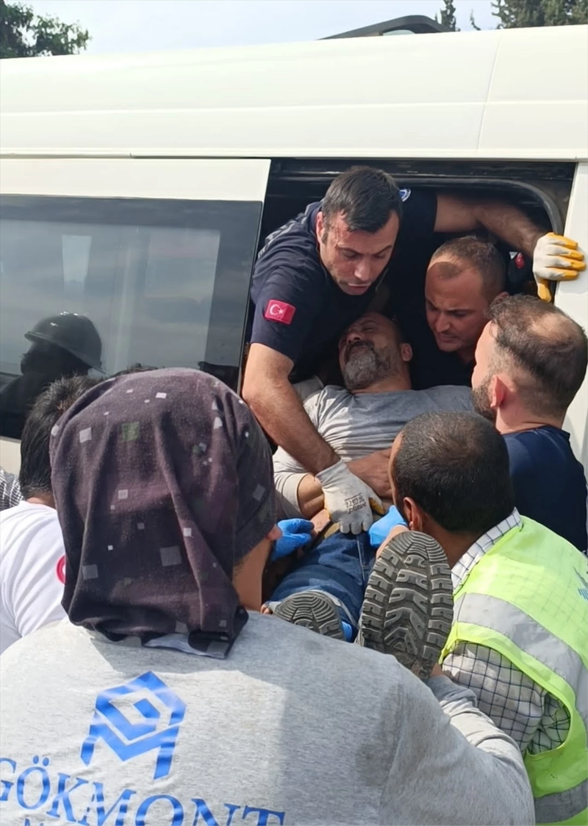 Adana'da işçi servisi kaza yaptı: 3 yaralı