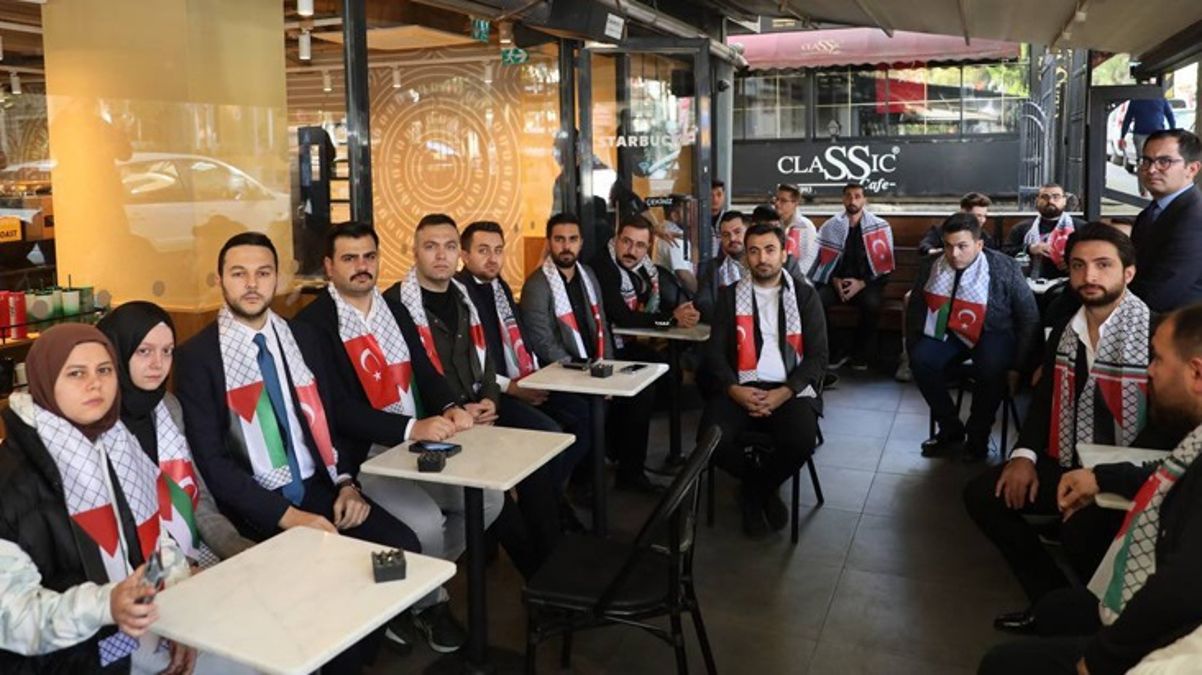 AK Parti Gençlik Kolları'ndan 81 ildeki Starbucks şubelerinde "Yer kapatma" eylemi