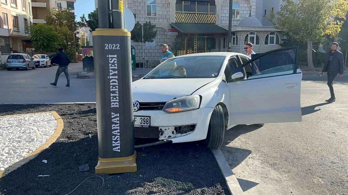 Aksaray'da Kontrolden Çıkan Otomobil Aydınlatma Direğine Çarptı