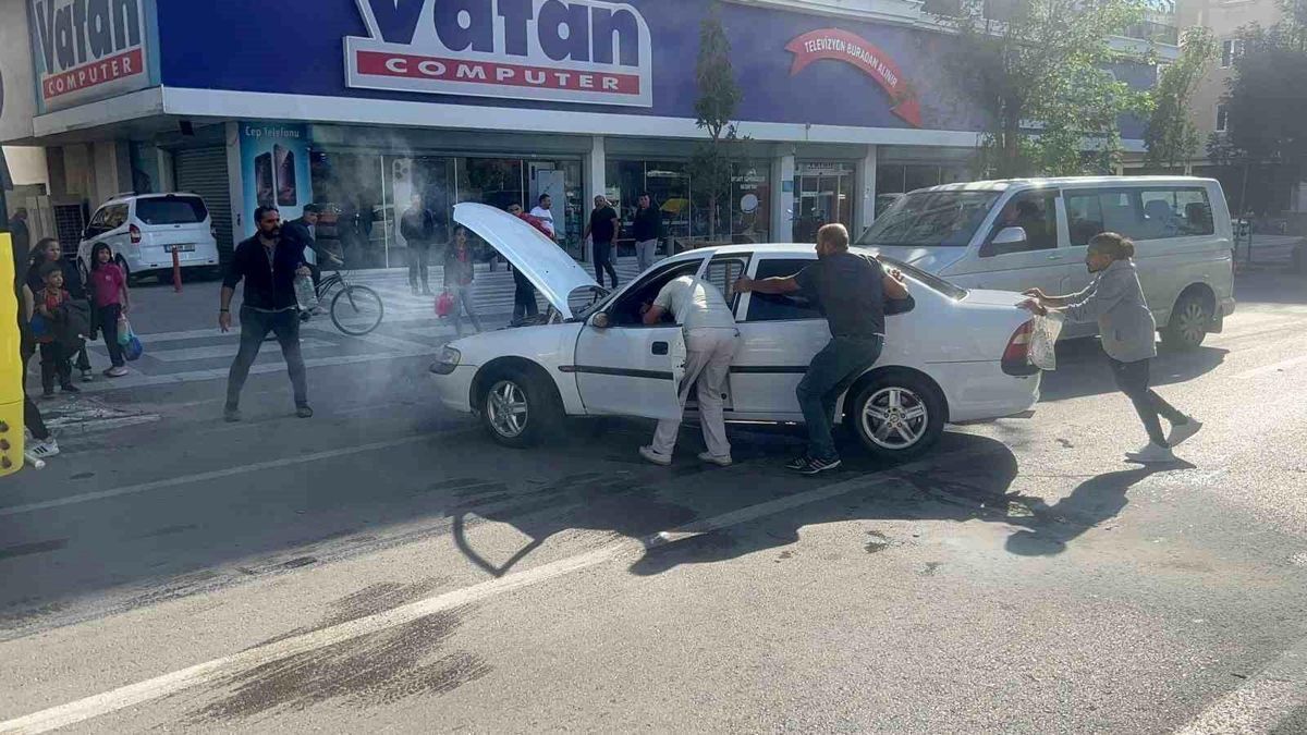 Aksaray'da Motoru Yanan Otomobil Vatandaşların Yardımıyla Söndürüldü