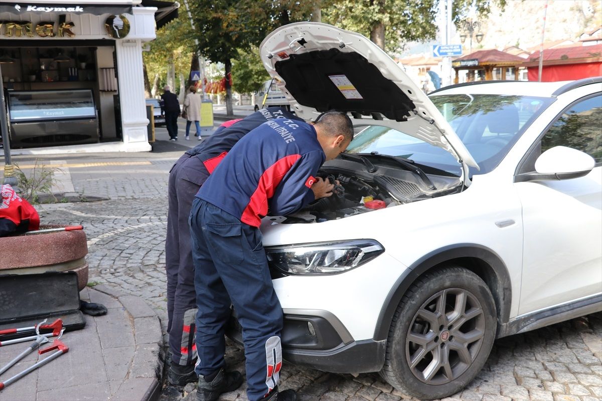 Amasya'da Otomobilin Motor Bölümüne Sıkışan 2 Kedi Yavrusu Kurtarıldı