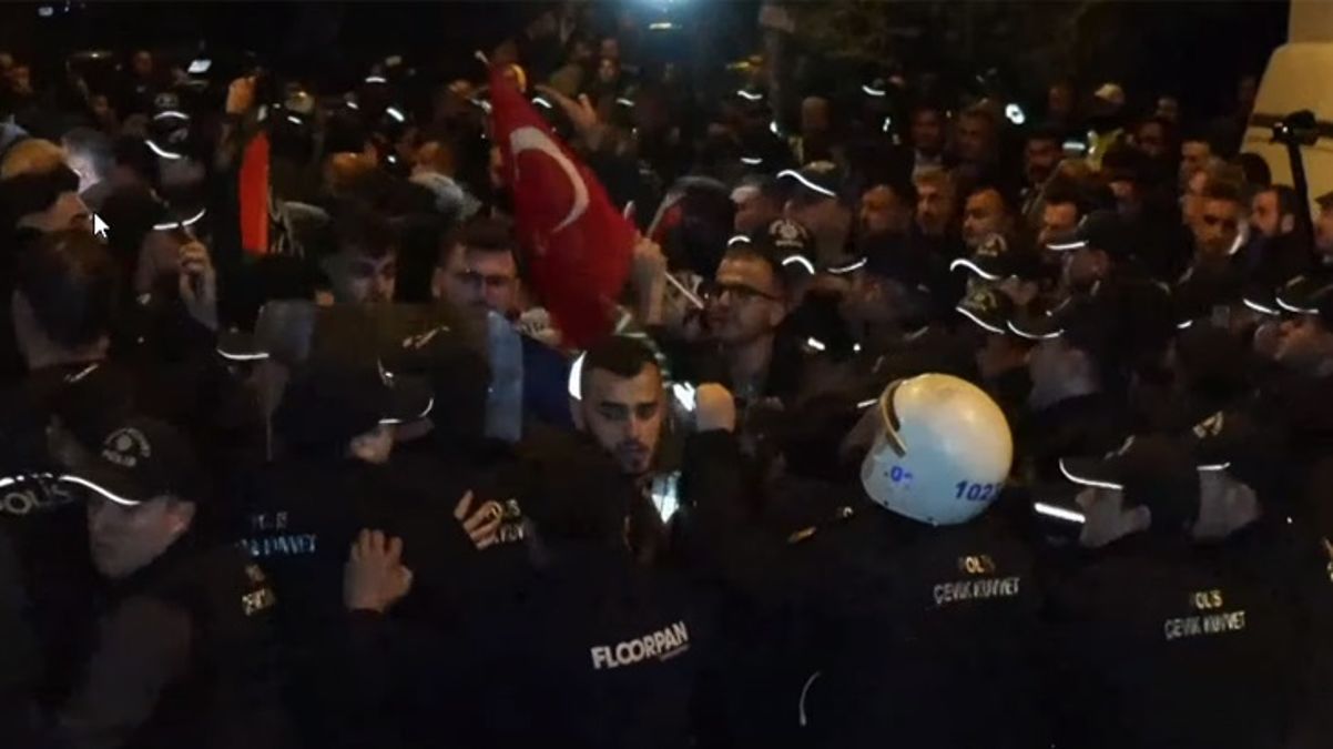 Ankara'da İsrail Büyükelçiliği önünde protesto! Polis, kalabalığı sakinleştirmeye çalışıyor