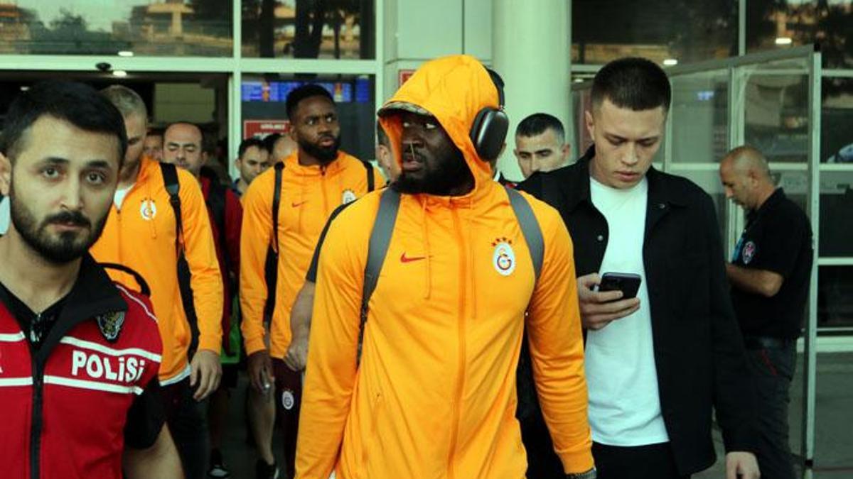 Antalya'da, Galatasaray'a coşkulu karşılama! 'Aşkın Olayım...'