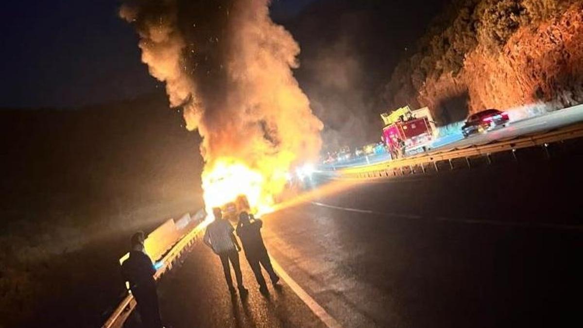 Antalya'da faciadan dönüldü! Seyir halindeki otobüs cayır cayır yandı