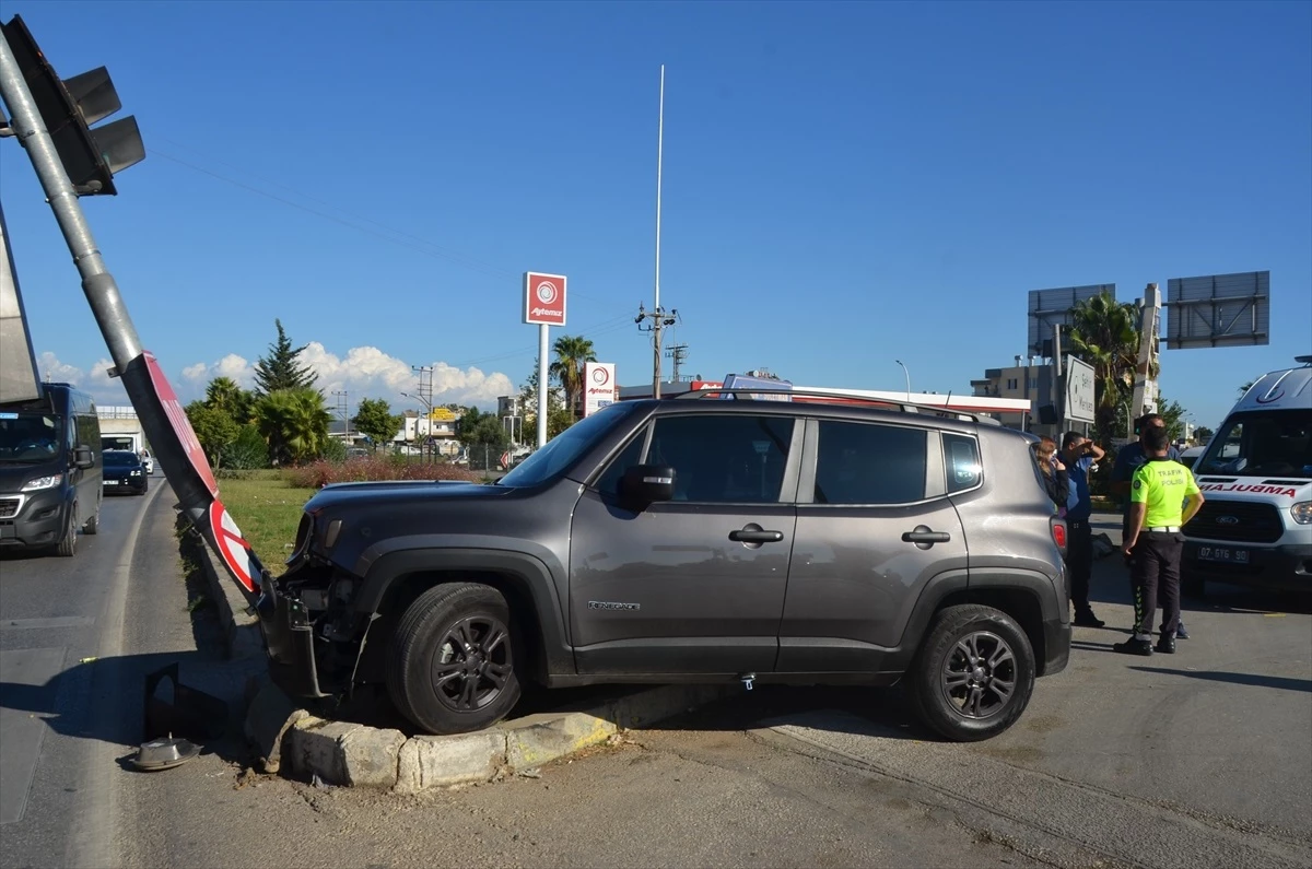 Antalya'da Kamyonetle Otomobil Çarpışması: 1 Yaralı