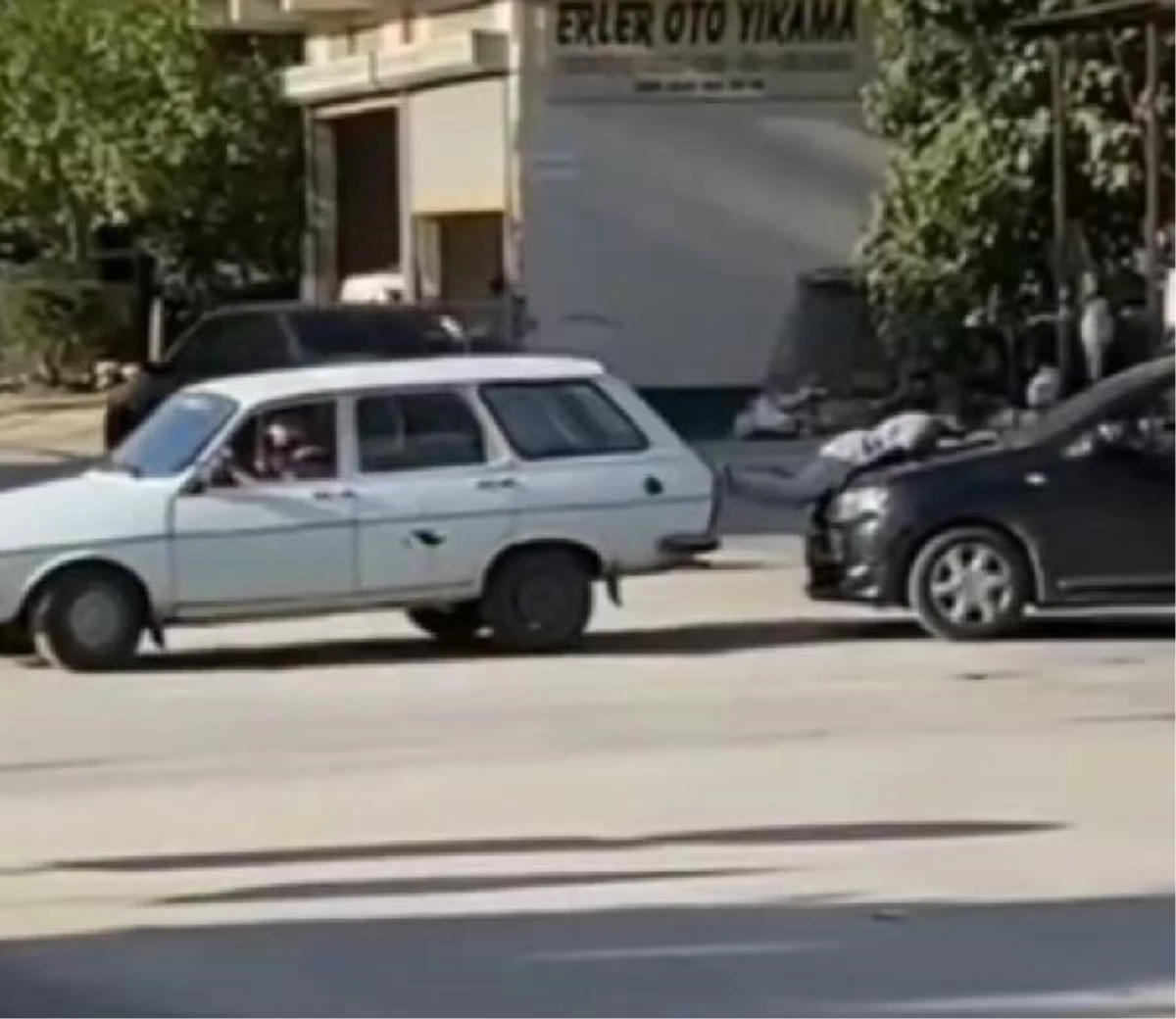 Arıza Yapan Otomobilin Üzerine Yatan Kişi Ayaklarıyla İtildi