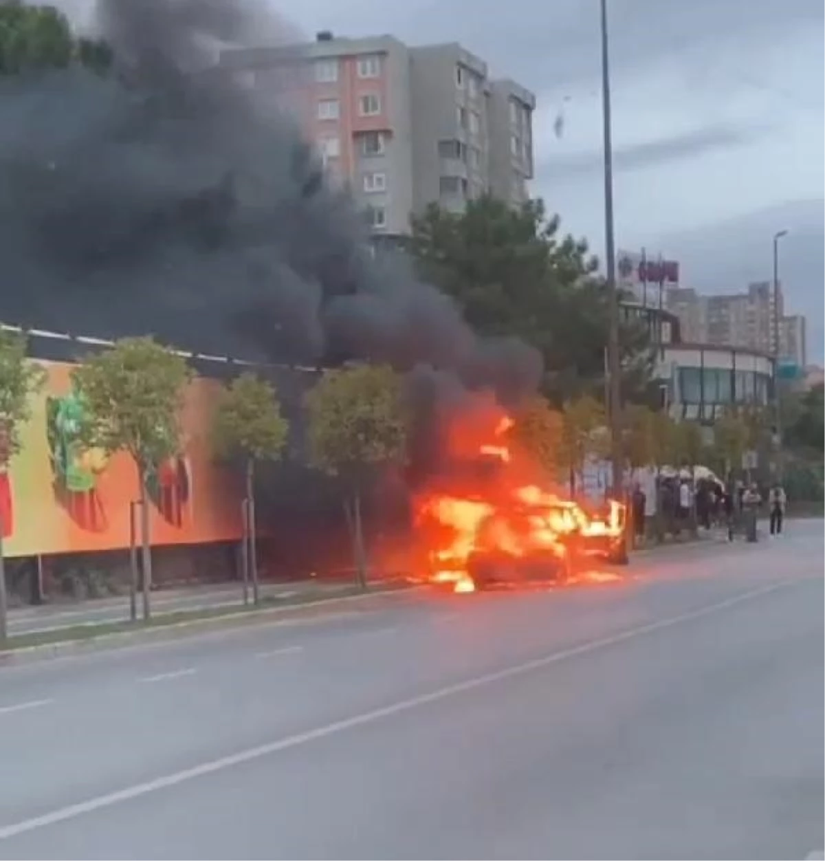 Ataşehir'de Otomobilde Yangın Çıktı