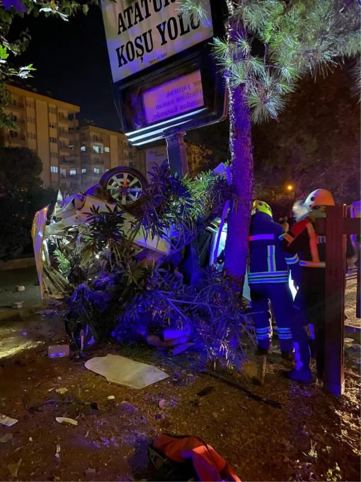 Aydın'da Kaldırımdaki Tabelaya Çarpan Otomobilde 2 Kişi Hayatını Kaybetti