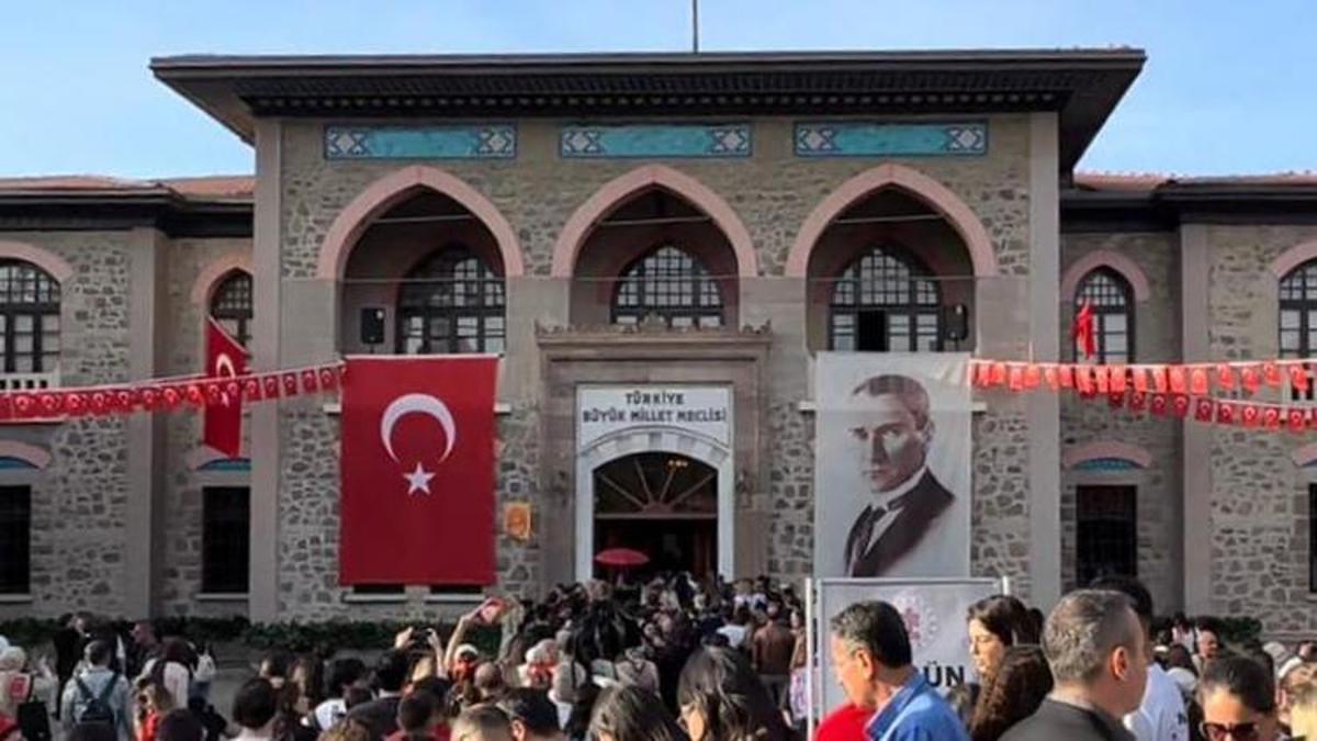 Bakan Ersoy duyurdu: Cumhuriyet Müzesi'nde ziyaretçi rekoru