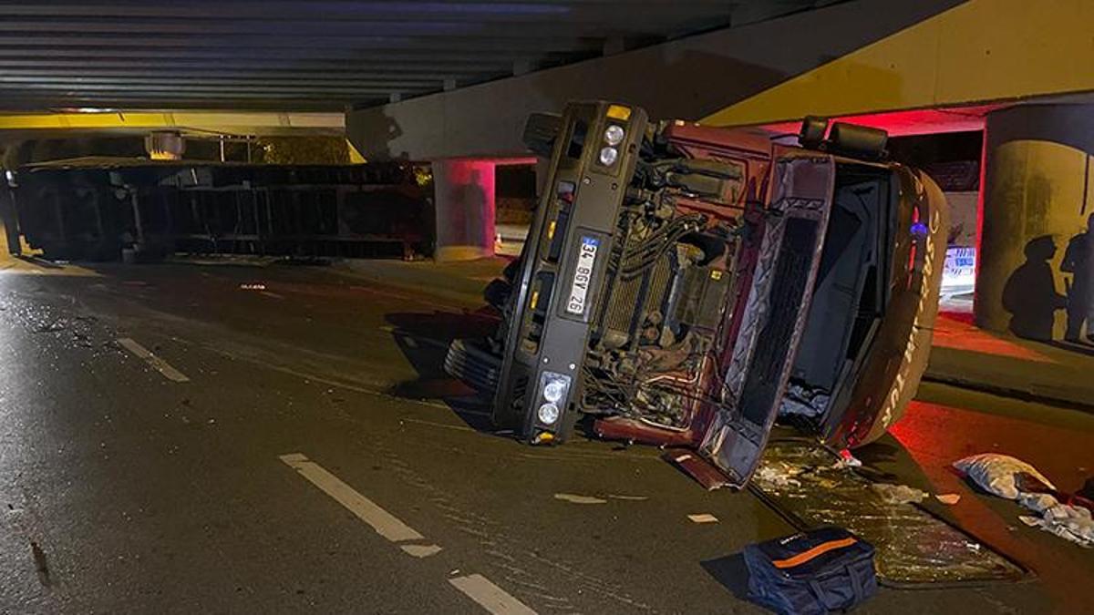 Bakırköy'de üst geçide çarpan tır devrildi