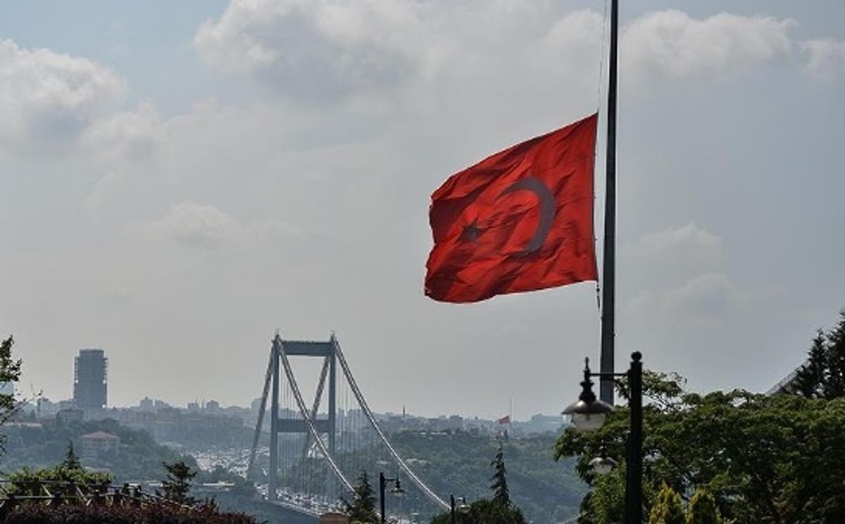 Bayraklar neden yarıya indirildi Okullarda, kurumlarda bayraklar neden yarıya indirildi?