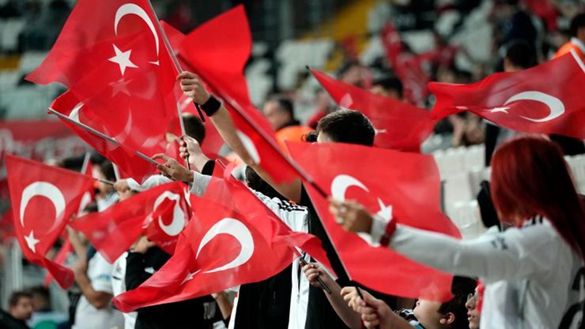 Beşiktaş kazandı, tribünlerde tezahürat değişmedi! 'Yönetim istifa' sesleri...