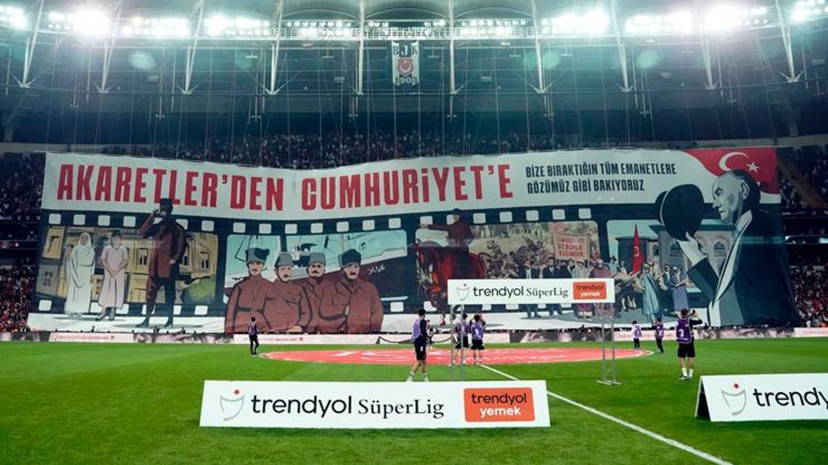 Beşiktaş tribünlerinden, Cumhuriyet’in 100. yılına özel koreografi