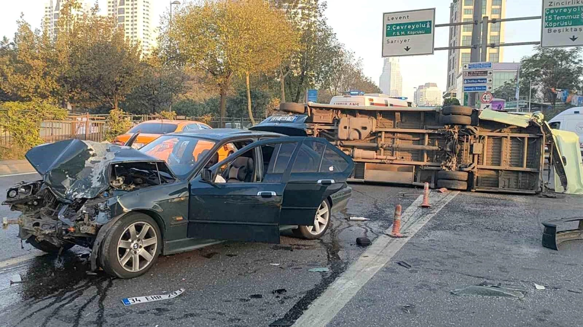 Beşiktaş'ta Otomobil ile Minibüs Çarpıştı: 4 Yaralı