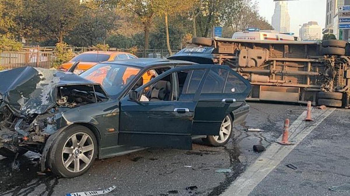 Beşiktaş'ta otomobil ile minibüs çarpıştı: 4 yaralı