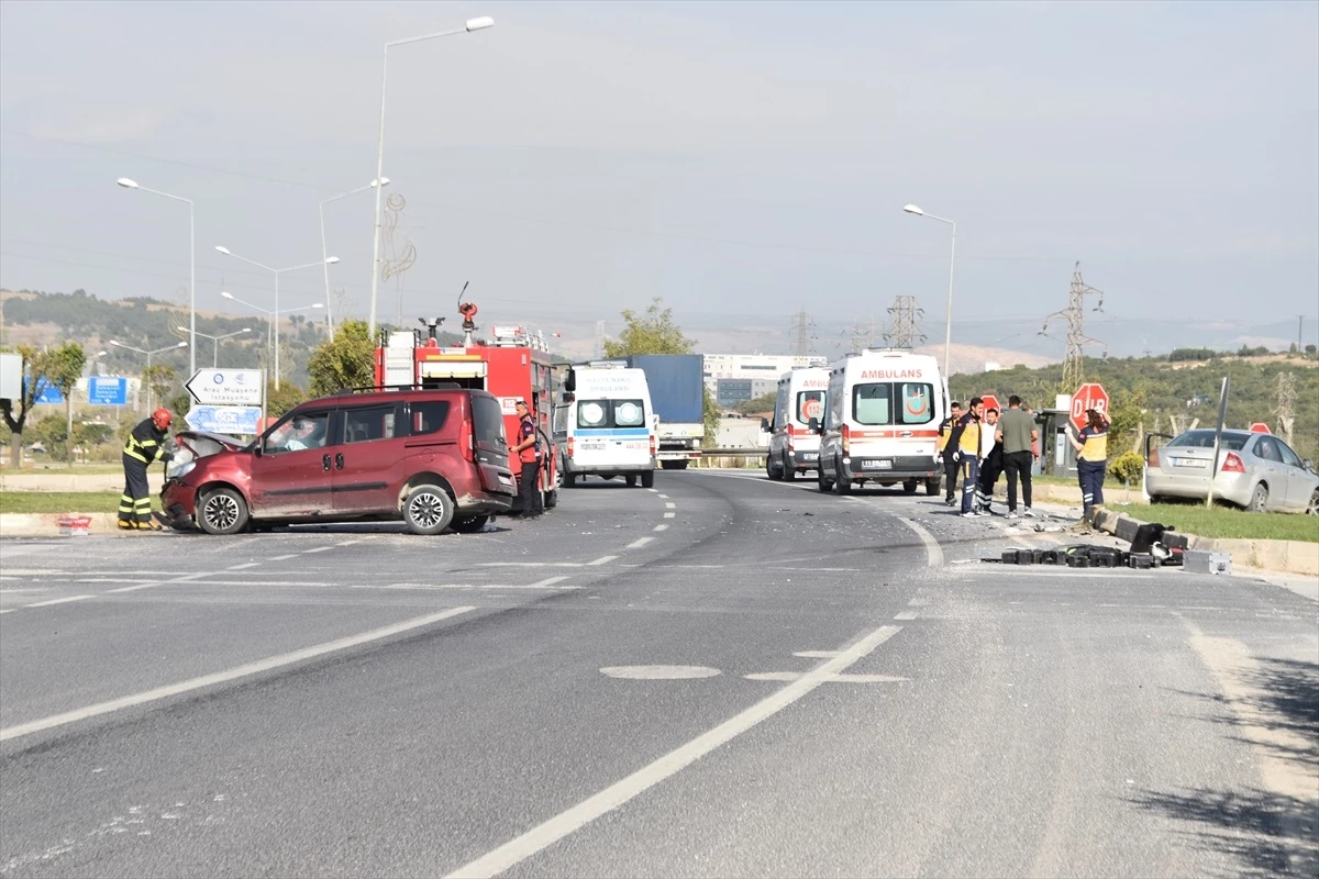 Bilecik'te Otomobil ile Kamyonet Çarpışması: 2 Kişi Yaralandı