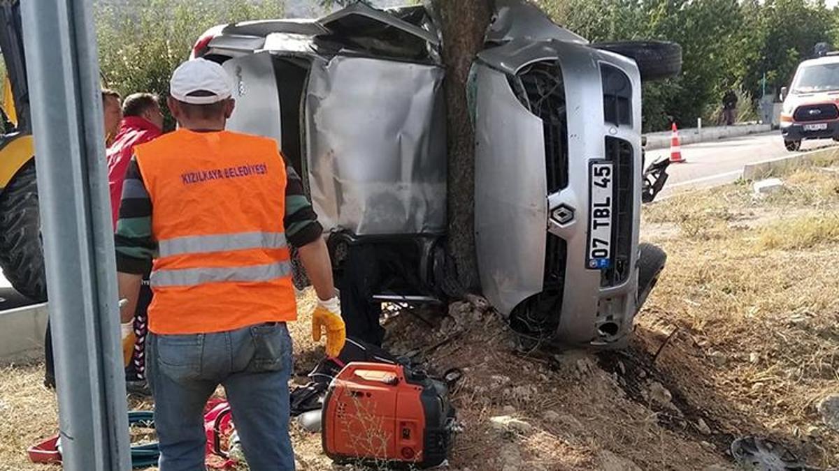 Burdur'da feci olay: Ağaca çarpan araçtaki Baba ile oğlu hayatını kaybetti